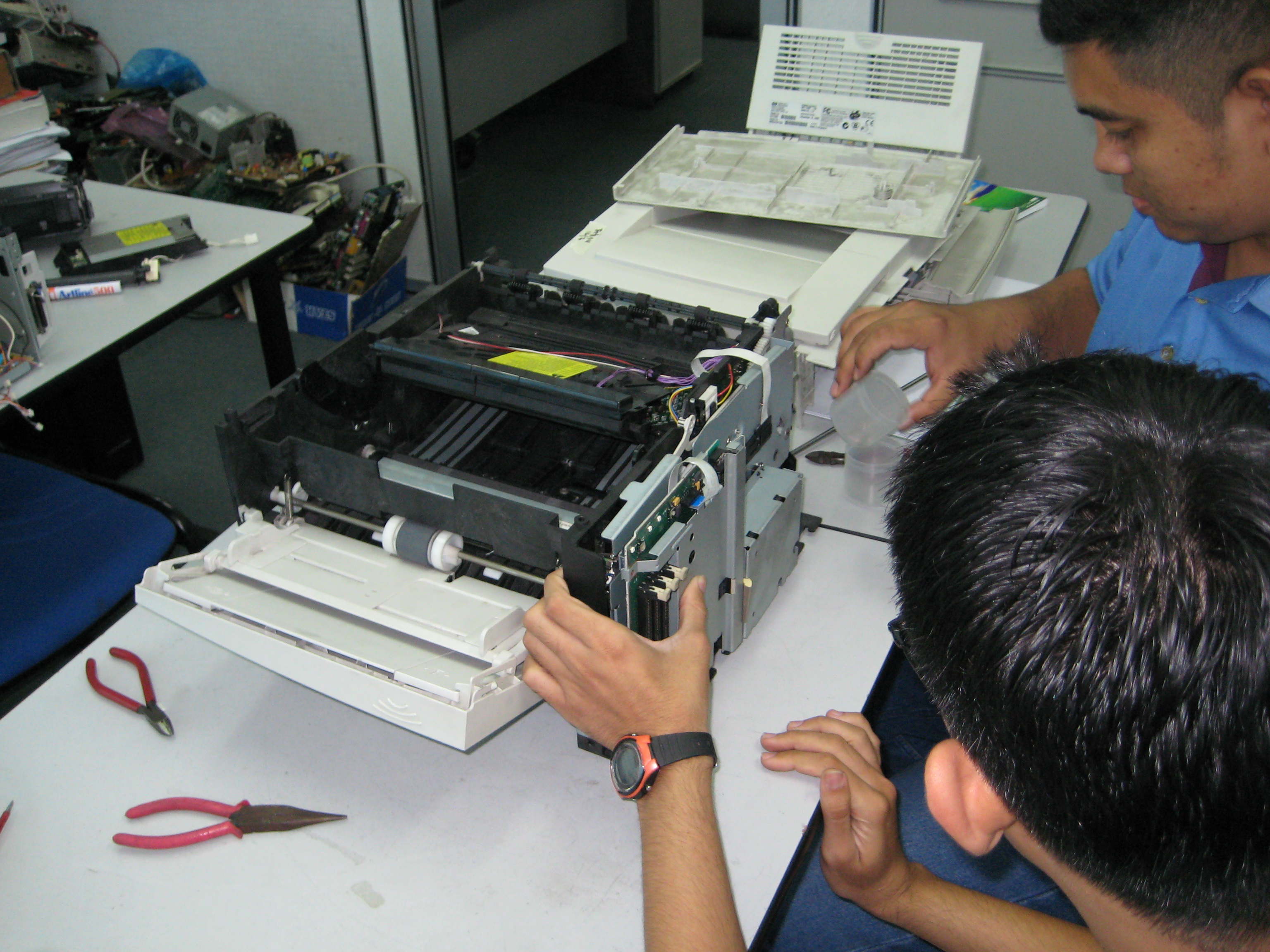 Kỹ thuật viên đnag tiến hànk kiểm tra máy in của Công ty Công Nghệ Số